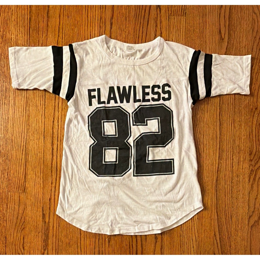 Women's White/Black "Flawless 82" Graphic Logo Crew Neck T-Shirt Sz M
